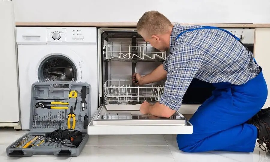 Beypazarı Vaillant servisi teknisyen ekibi beyaz eşya tamiri yaparken